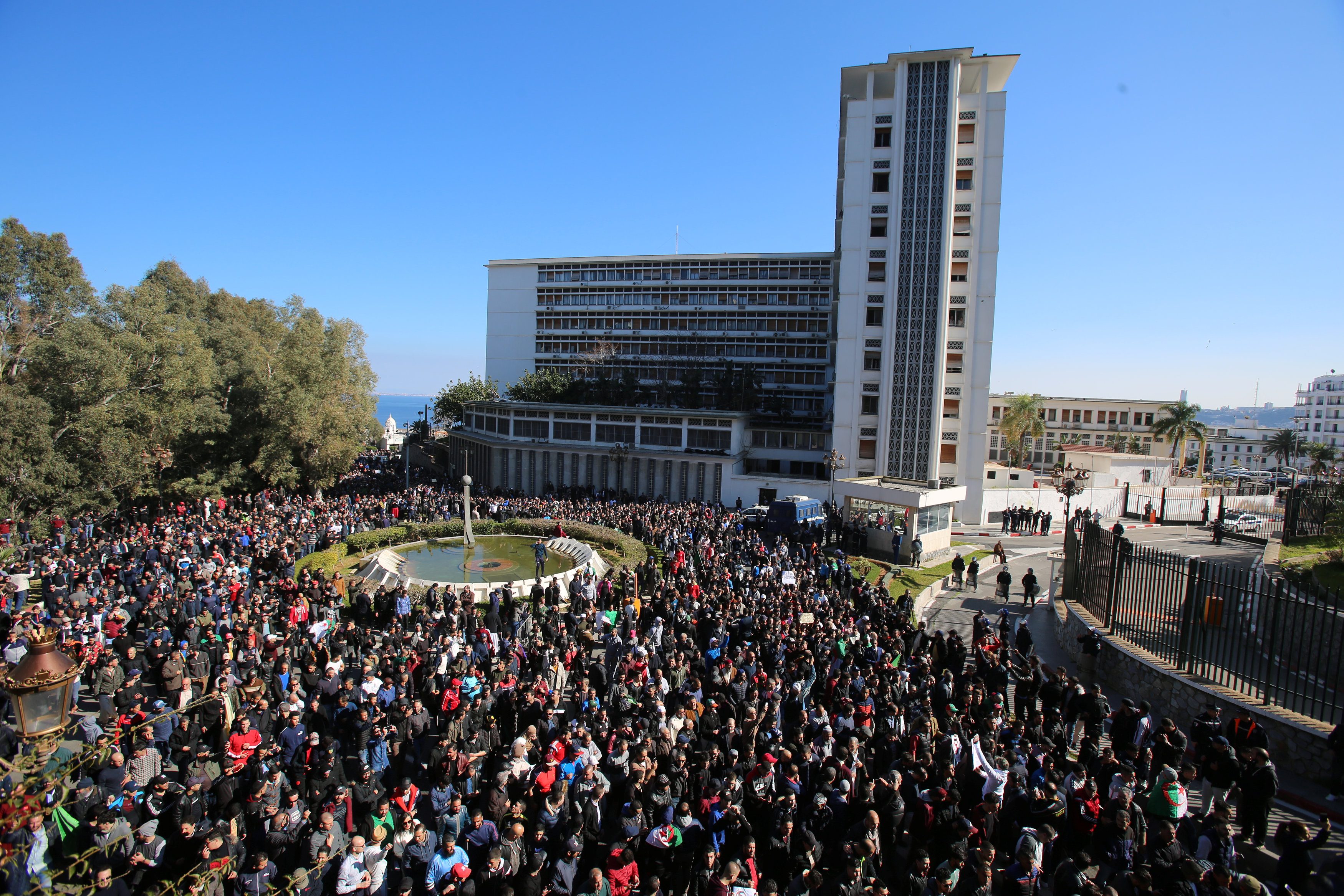مظاهرات سلمية في الجزائر احتجاجاً على ترشح بوتفليقة لولاية خامسة / رويترز