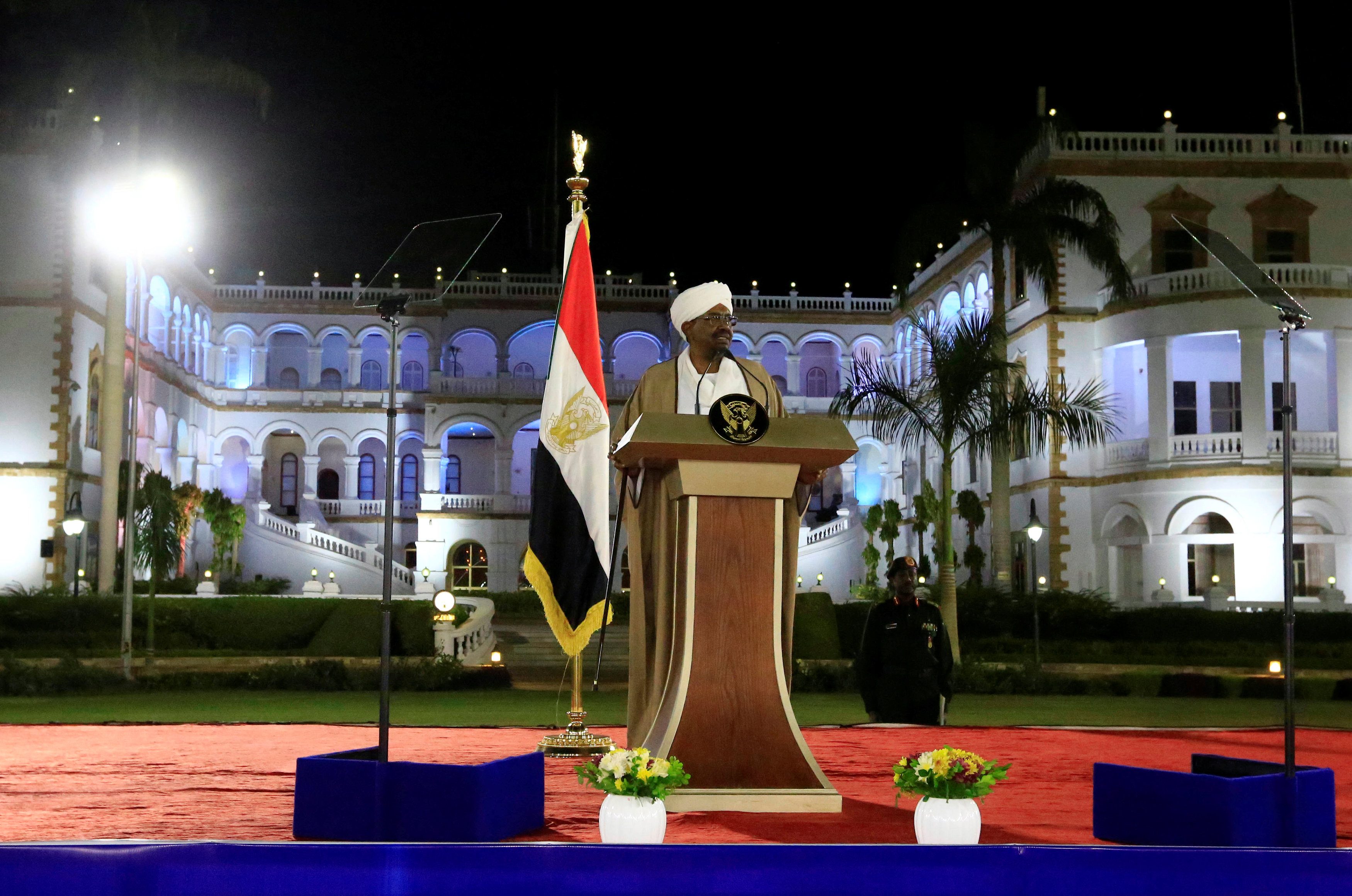 الرئيس السوداني عمر البشير خلال إلقائه خطاباً من القصر الجمهوري في الخرطوم/ رويترز