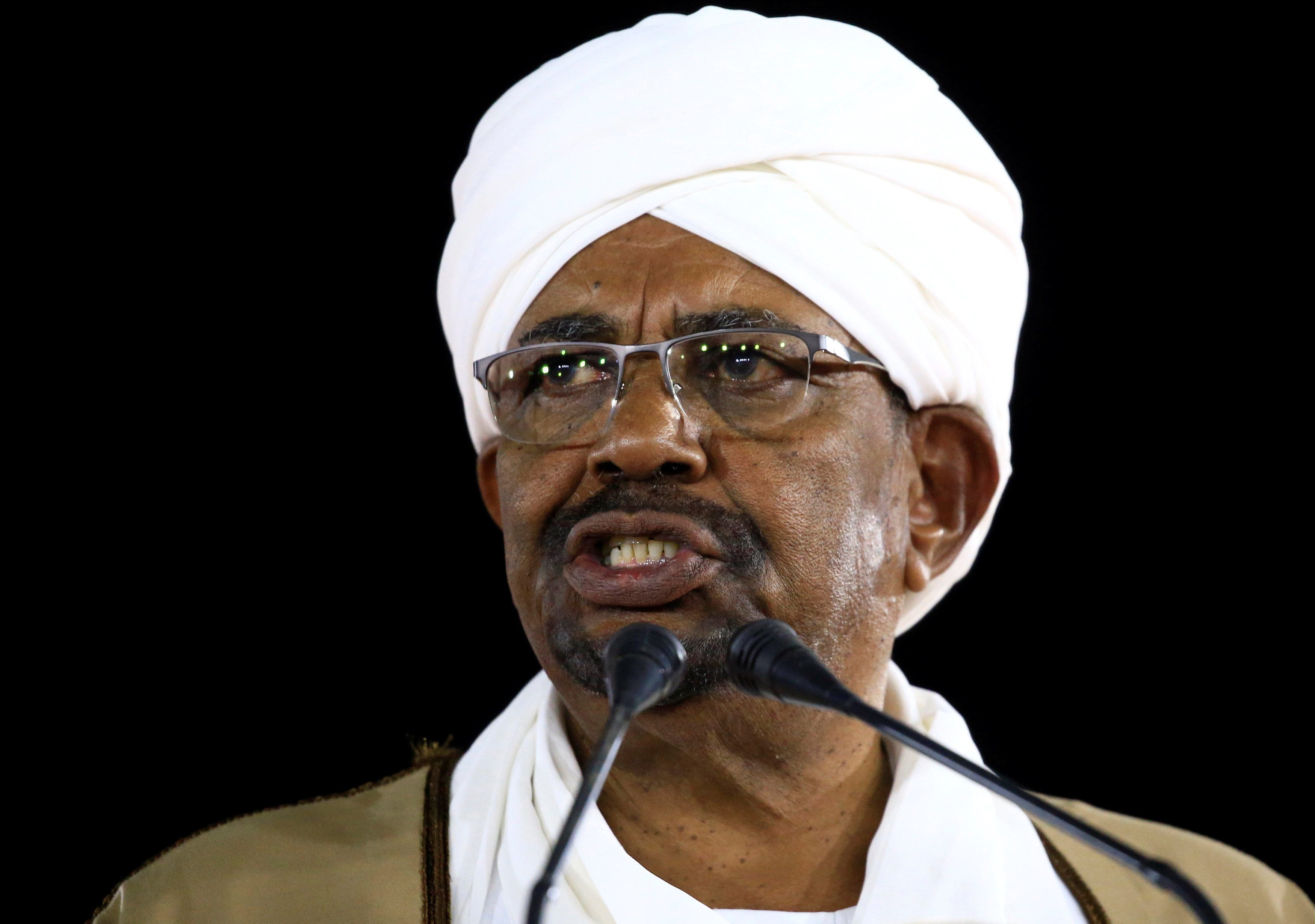 الرئيس السوداني عمر البشير خلال إلقائه خطاباً من القصر الجمهوري في الخرطوم/ رويترز