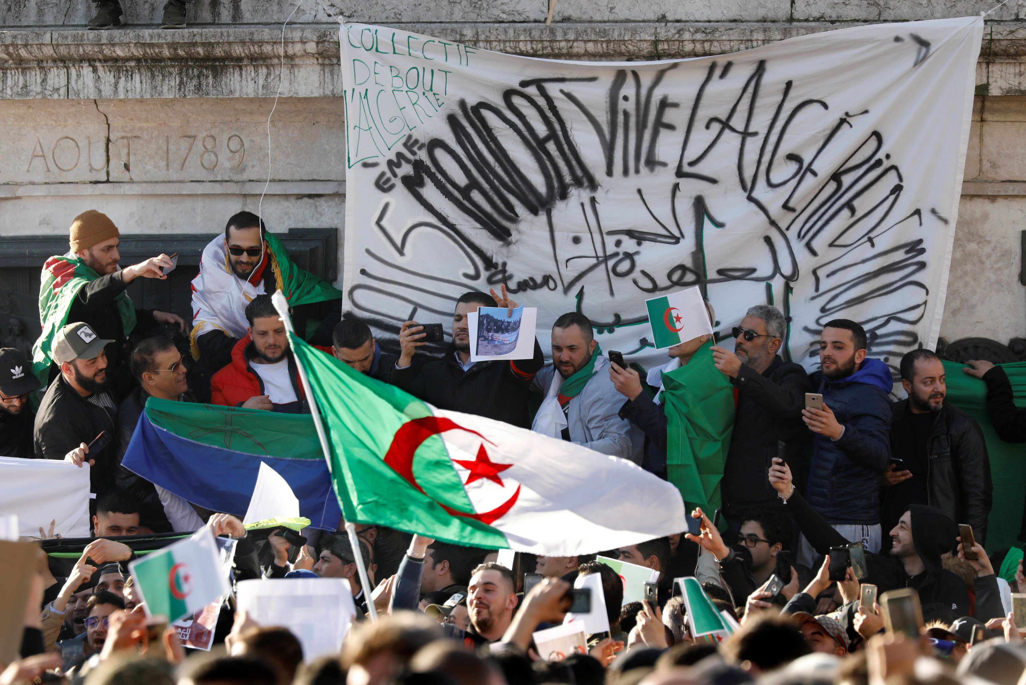 المتظاهرون في الجزائر يرفضون العهدة الخامسة