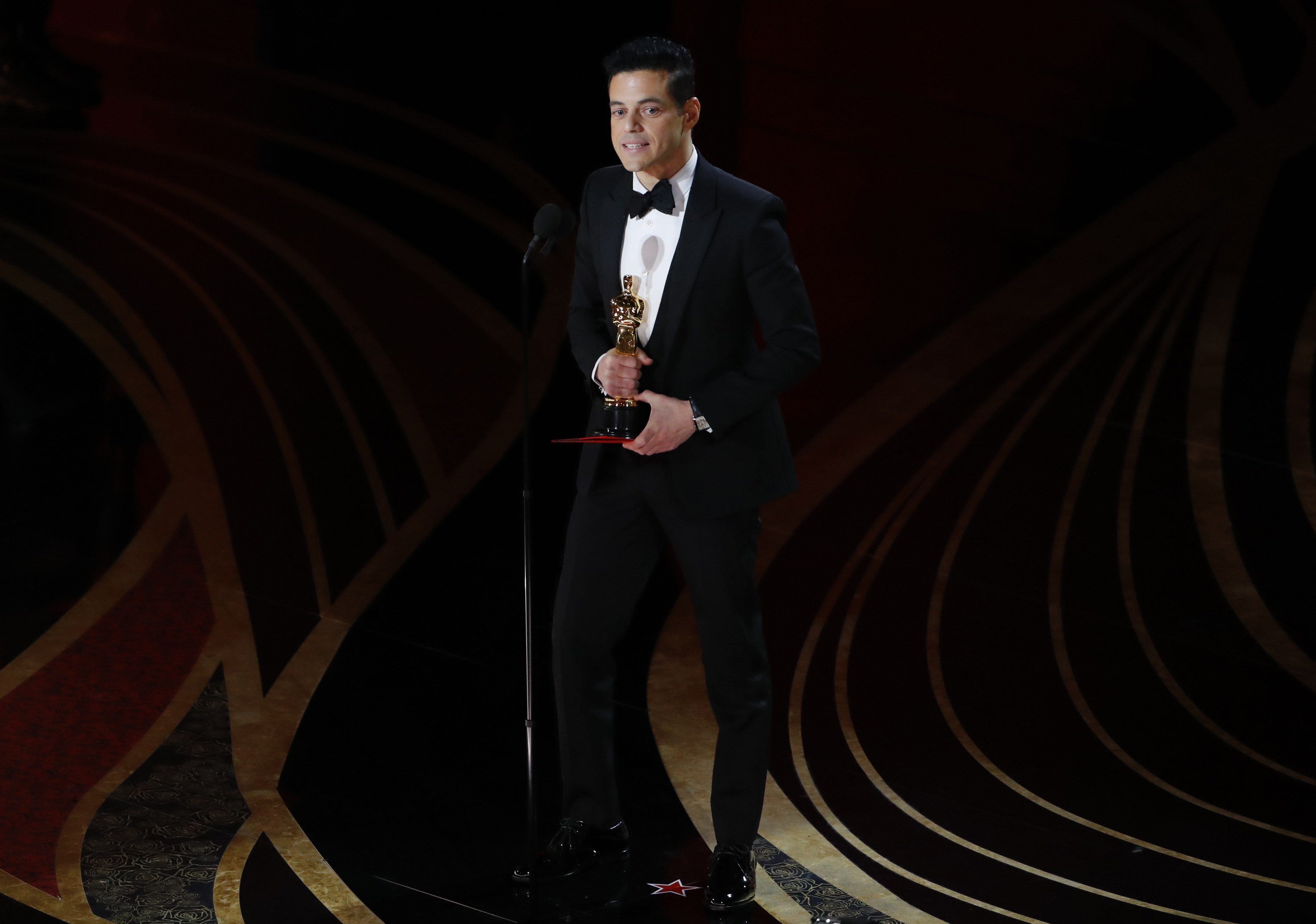 المصري رامي مالك خلال تتويجه بالجائزة