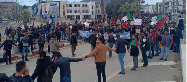 مثقفون وجامعيون يلتحقون بالحراك السلمي ضد العهدة الخامسة