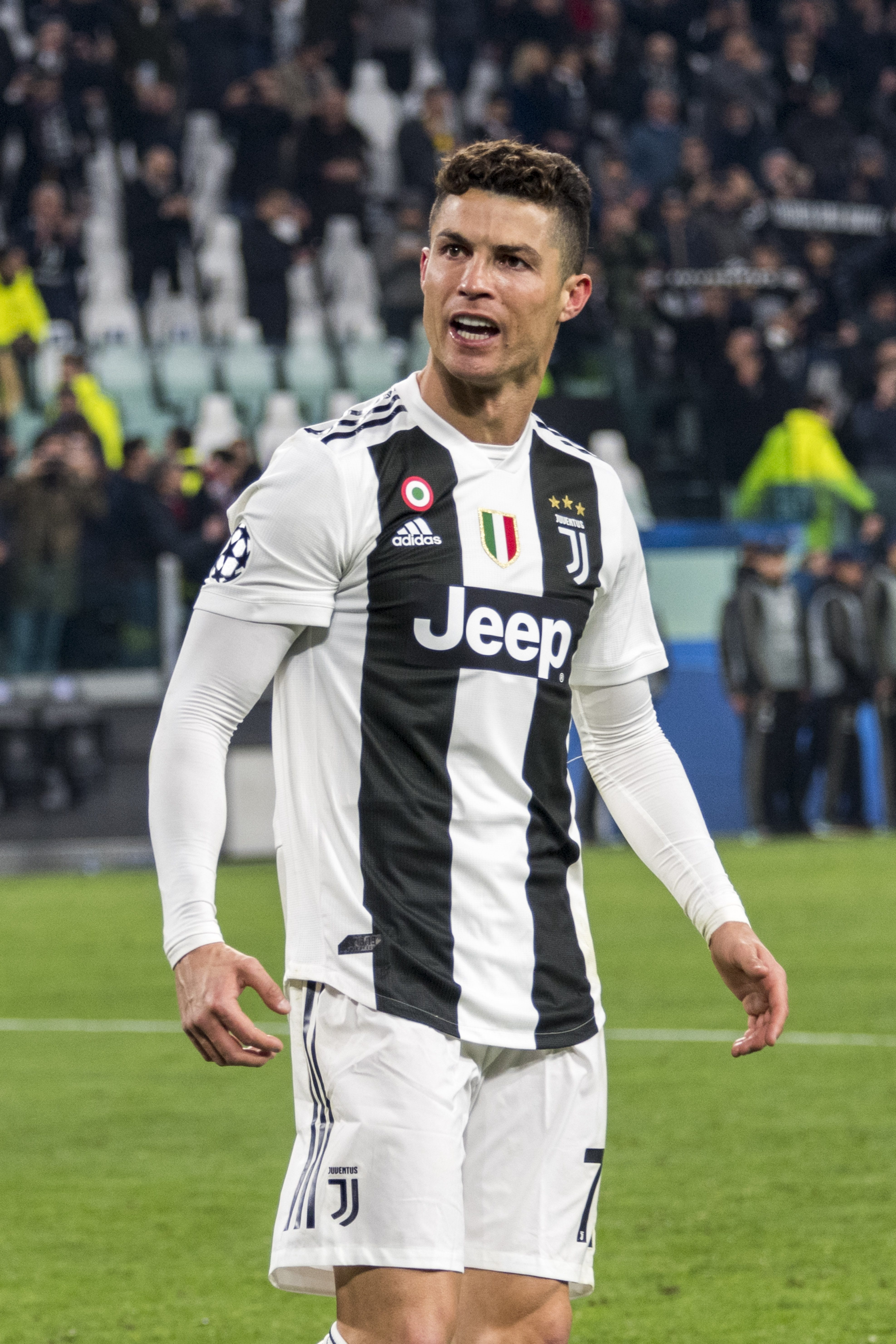 أجرى جراحة بقلبه في طفولته، وأُجبر على ارتداء الرقم 7.. ما لا تعرفه عن كريستيانو رونالدو