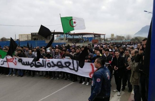 نشطاء سياسيون يعبّئون لمسيرة ضخمة لمنع بوتفليقة من الترشح