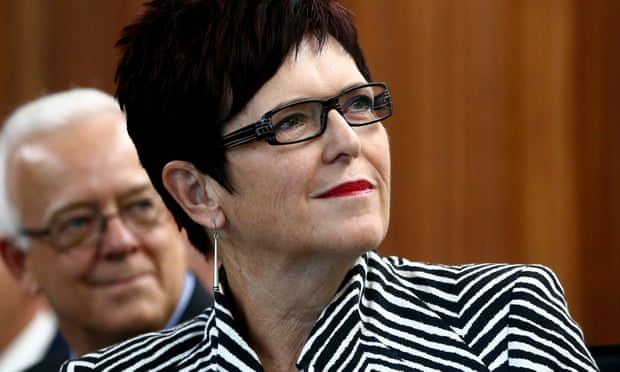 رئيسة وزراء نيوزيلندا السابقة تنفي الإشادة بالصين