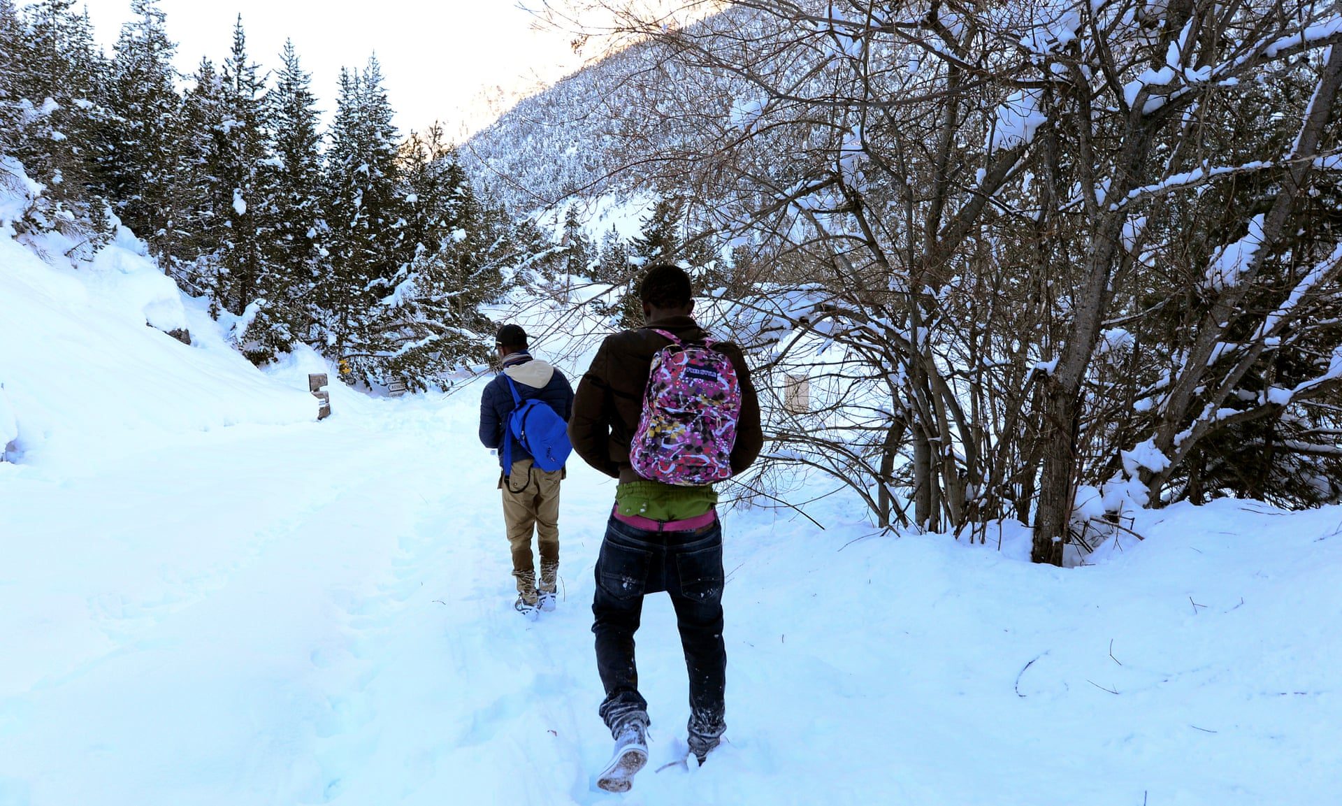 رحلة يائسة عبر جبال الألب.. مهاجرون يتحملون قضمات الصقيع بينما يخوضون منحدرات بين إيطاليا وفرنسا الصارمتين معهم