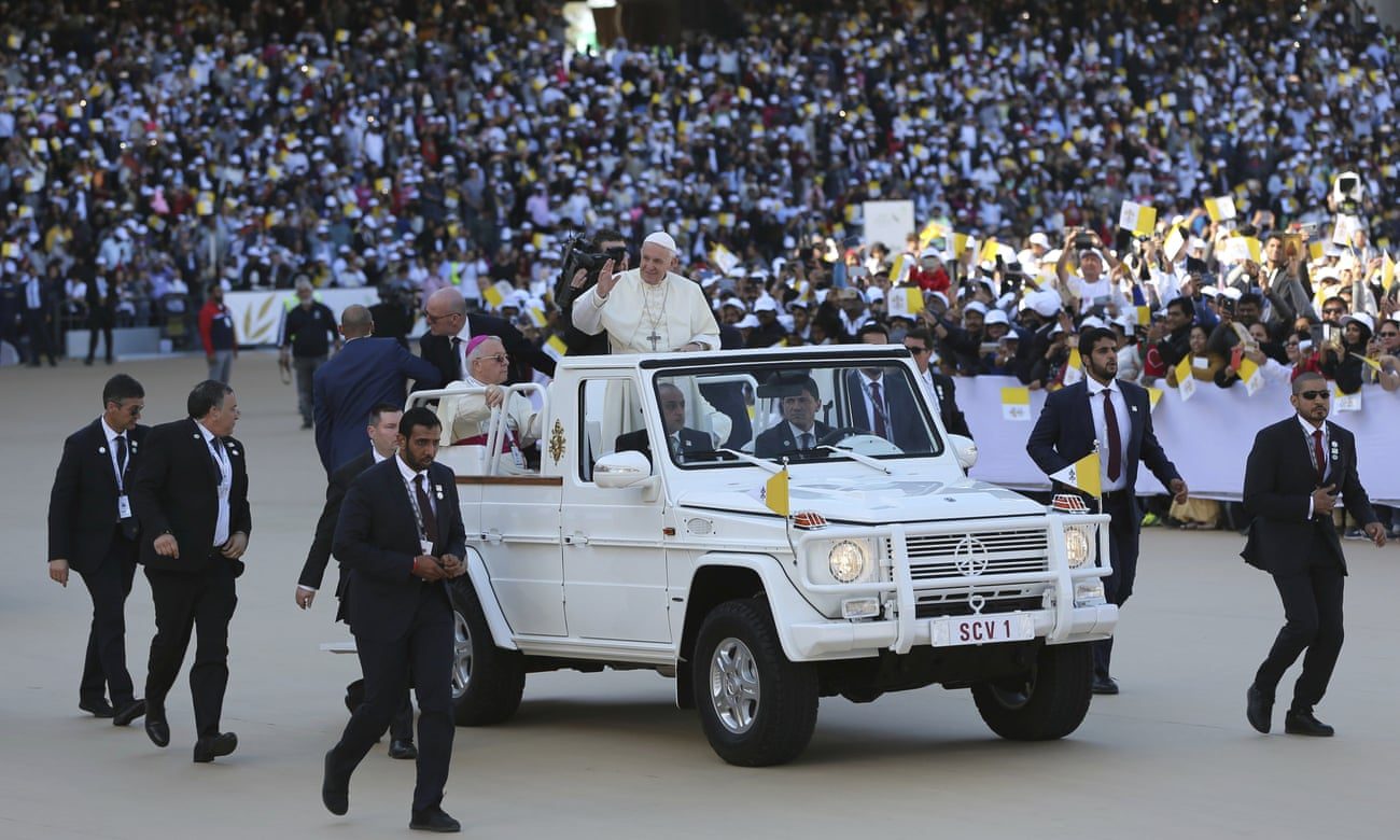 حينما لاحت أعلام الفاتيكان للمرة الأولى بجزيرة العرب.. كيف استقبل المغتربون المسيحيون زيارة البابا للإمارات؟
