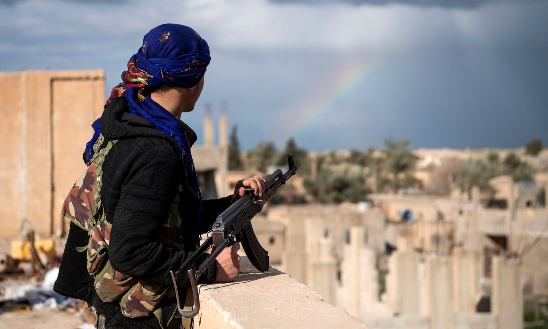 أحد عناصر قوات سوريا الديمقراطية/صحيفة The Guardian البريطانية