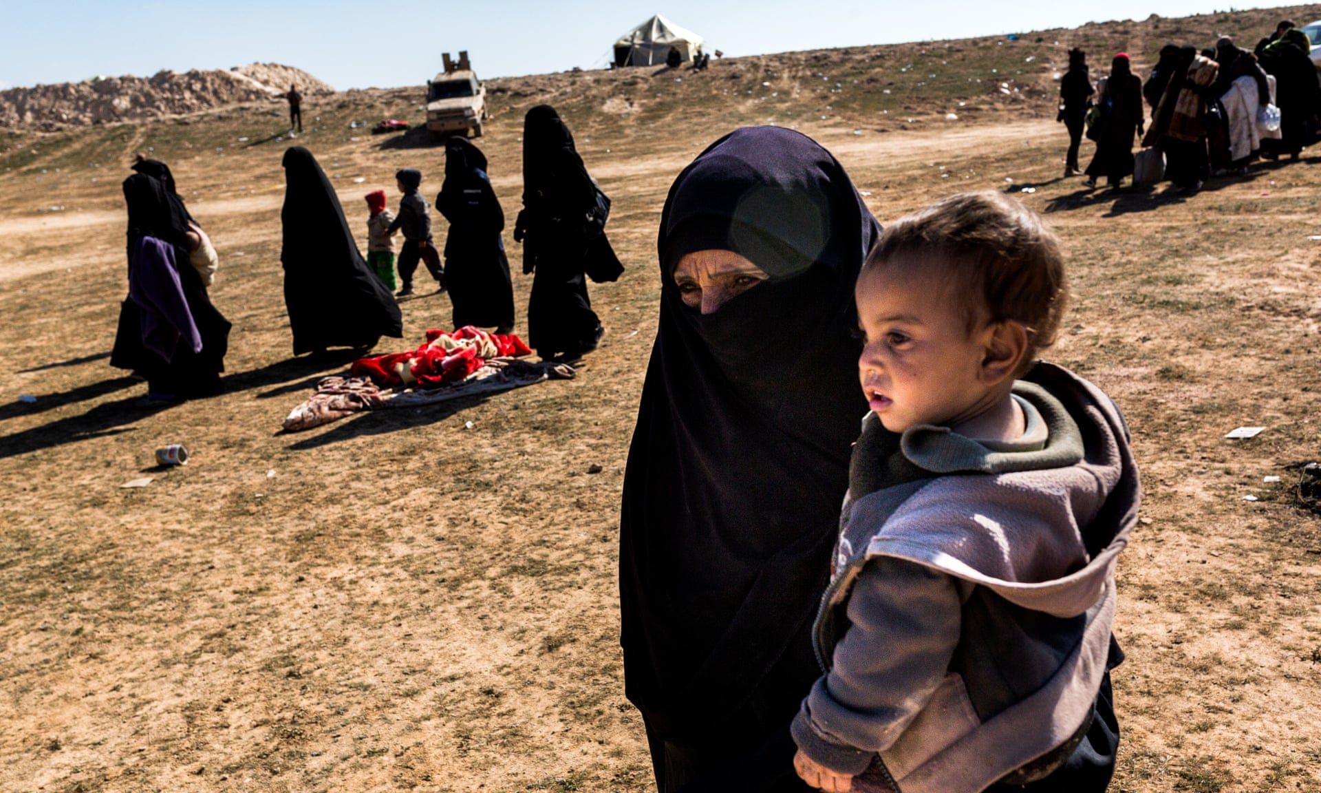 بعض السوريين في قرية باغوز/صحيفة The Guardian البريطانية