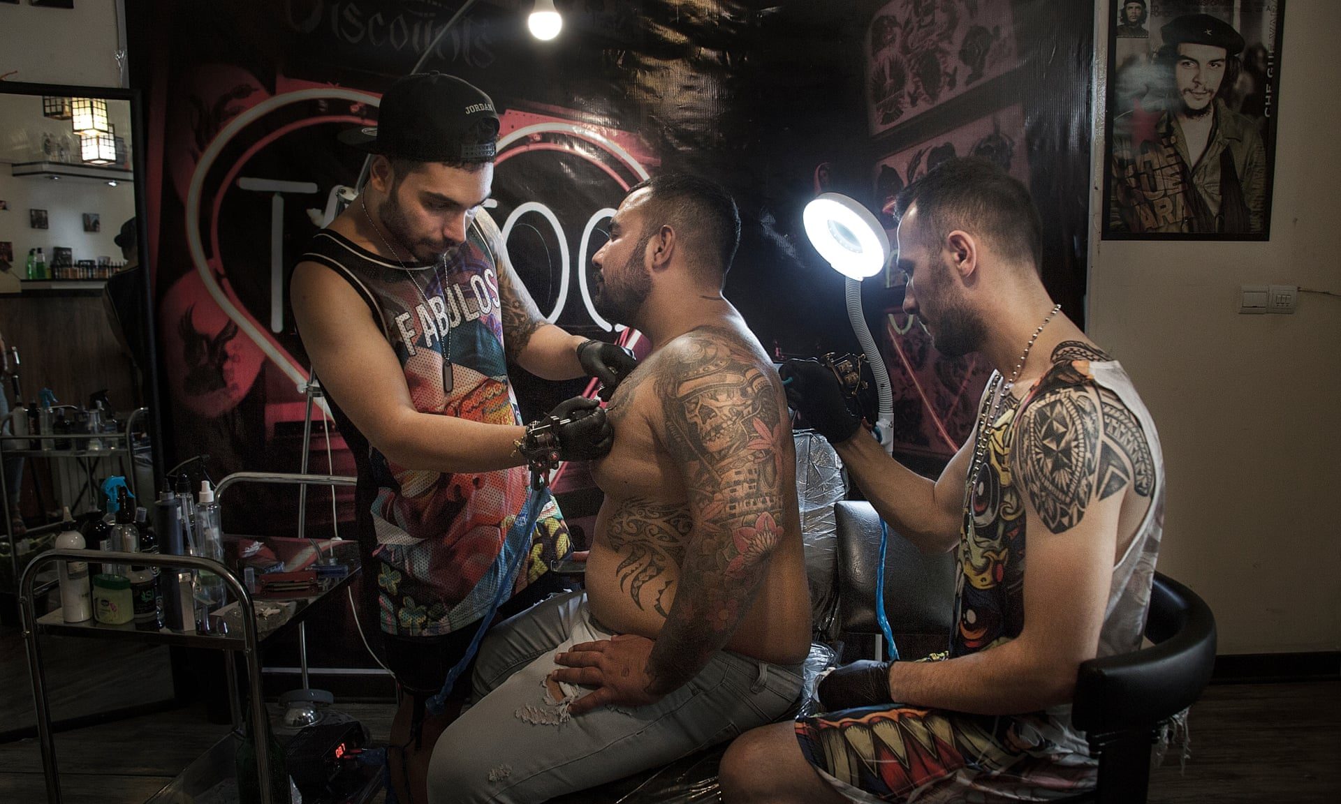 الشغف بالوشم يدفع الإيرانيين للمخاطرة بأنفسهم.. الحياة الخفية  لعالم الرسم على الجسد بطهران