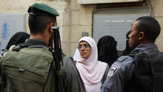 صليتُ يومها بلا حجاب أو جلباب! تجربتي في سجون الاحتلال الإسرائيلي