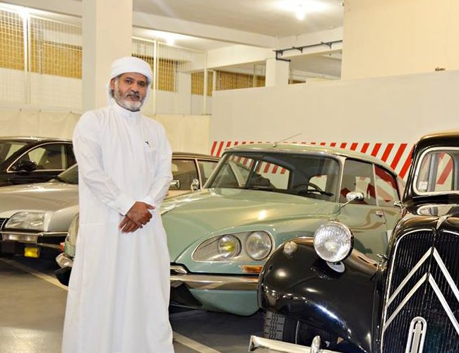 الشيخ حمد بن حمدان أمام سياراته العجيبة