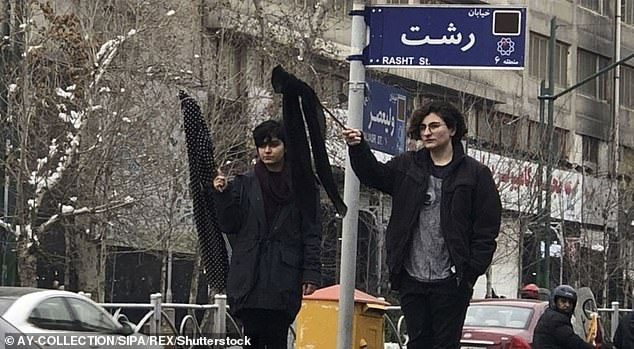 شرطة الأخلاق السرية ترشُّ الغاز في وجه امرأة إيرانية