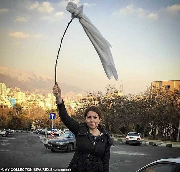 المرأة الإيرانية تتظاهر دون حجاب/ daily mail