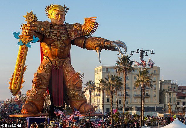 تمثال للرئيس الأمريكي ترامب على شكل محارب في مهرجان فياريجيو الإيطالي