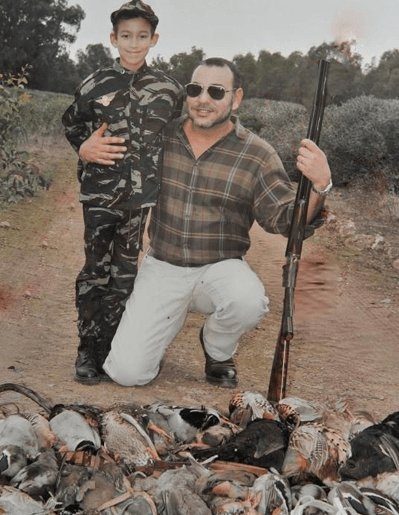 صورة للملك محمد السادس مع بندقية صيد/مواقع التواصل الاجتماعي
