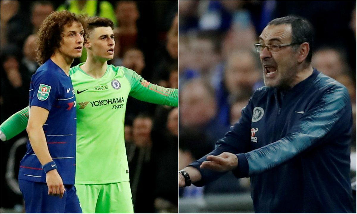 حارس مرمى تشيلسي كيبا اريزابالاغا ومدربه ماوريسيو ساري (رويترز)