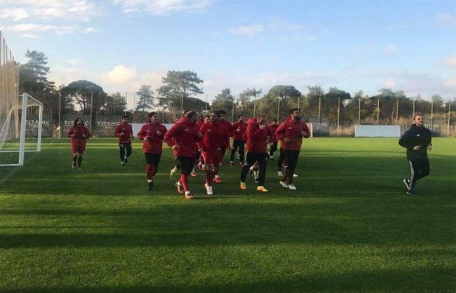 نادٍ يضم 22 لاعباً في ساعتين وليس لديه مدرب