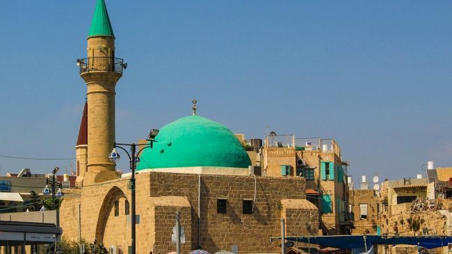 إسرائيل تطرد مؤذن مسجد في عكّا.. لم تغضب من صوته الجميل بل من صورته وهو يمارس كمال الأجسام