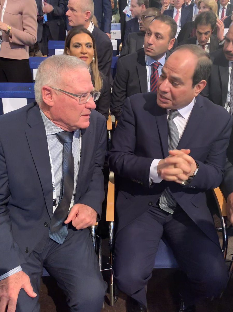 الرئيس السابق لجهاز الاستخبارات العسكرية الإسرائيلية (آمان)، عاموس يدلين مع الرئيس المصري عبد الفتاح السيسي