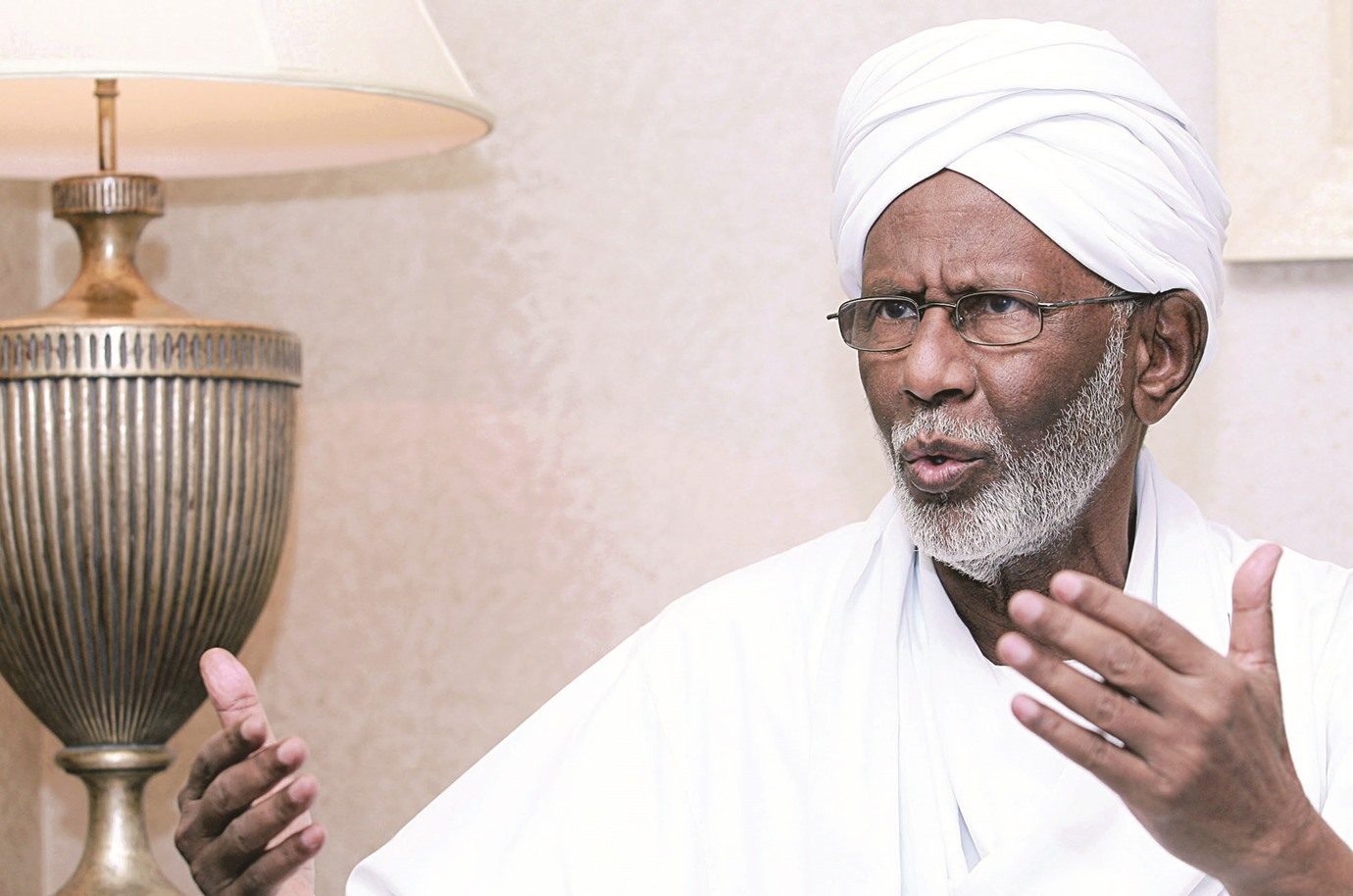 البشير أطاح بالترابي شريكه في الحكم