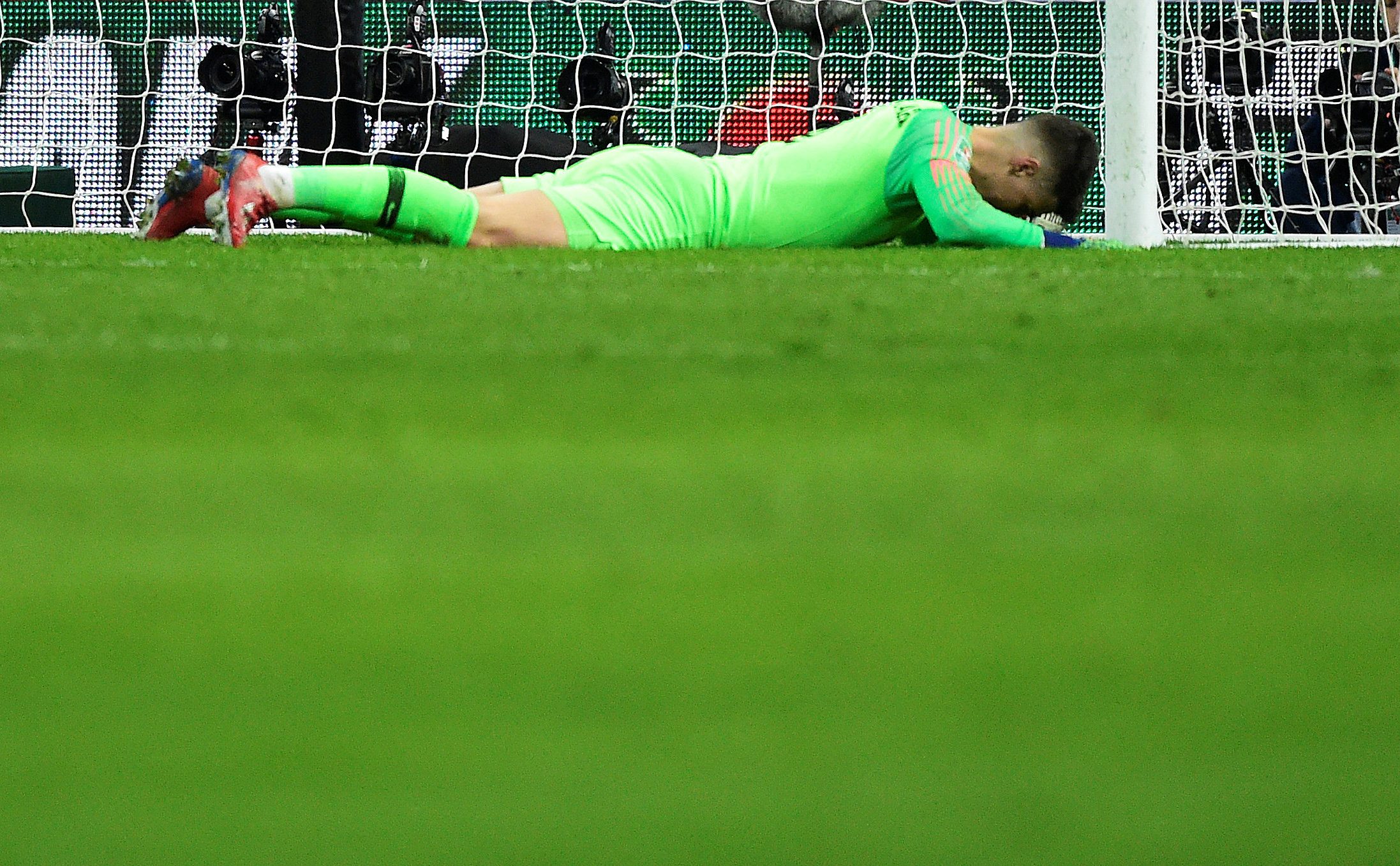 سيتحول من متمرد إلى بطل.. ماذا لو تألق كيبا في ركلات الترجيح وقاد تشيلسي للفوز على السيتي؟!