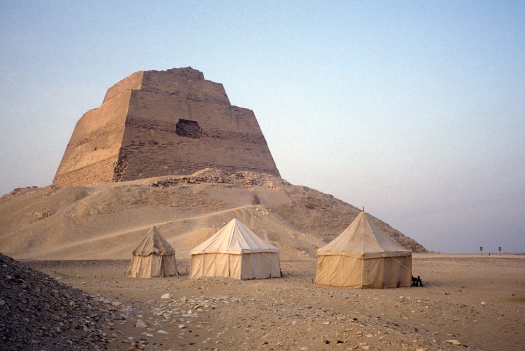 العثور على هيكل عظمي لمراهقة مدفونة بجوار الهرم المصري الغامض