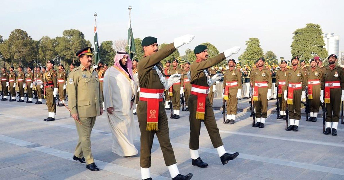 محمد بن سلمان خلال زيارته السابقة لباكستان عام 2016/ رويترز