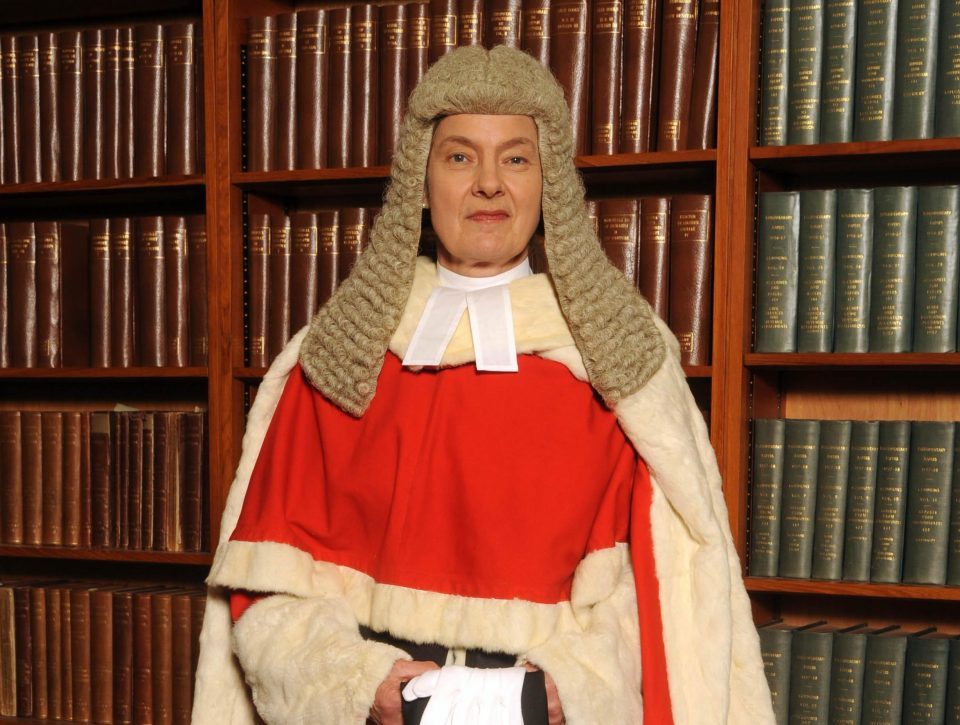 تأديب قاضية عمرها 68 عاماً لنومها أثناء جلسة بالمحكمة العليا!