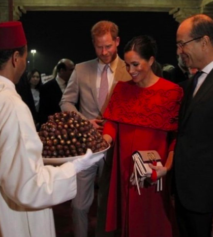 ماركل لمست الطبق ولكن لم تتناول التمر