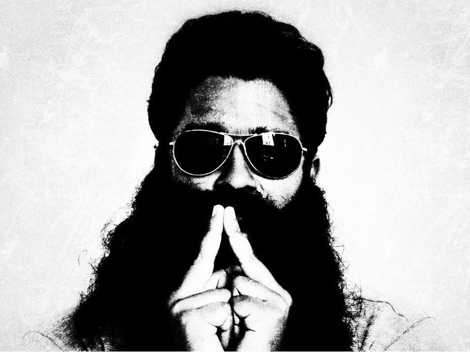 شاب قرر مقاضاة والديه