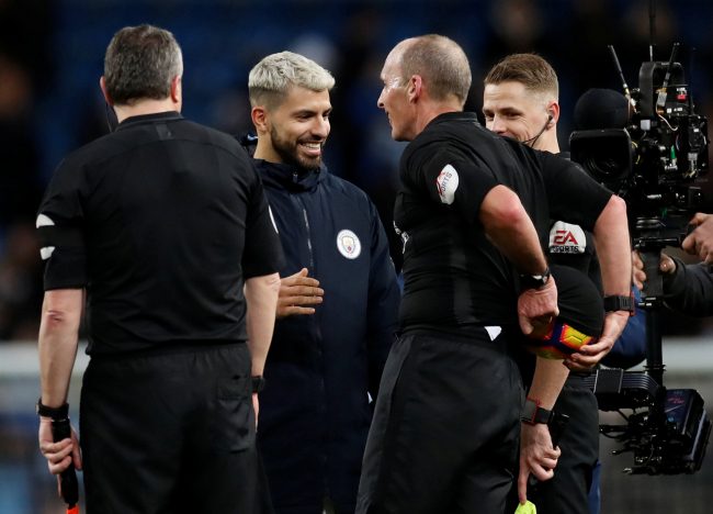 عادل الرقم القياسي في عدد الهاتريك.. أغويرو ينافس حكم مباراة تشيلسي على حيازة كرة اللقاء