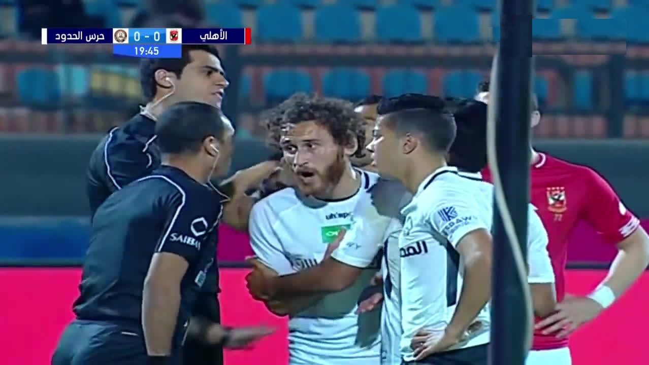 الأخطاء زادت معارك الجماهير اشتعالاً.. حكام الكرة يهددون استمرار الدوري في مصر