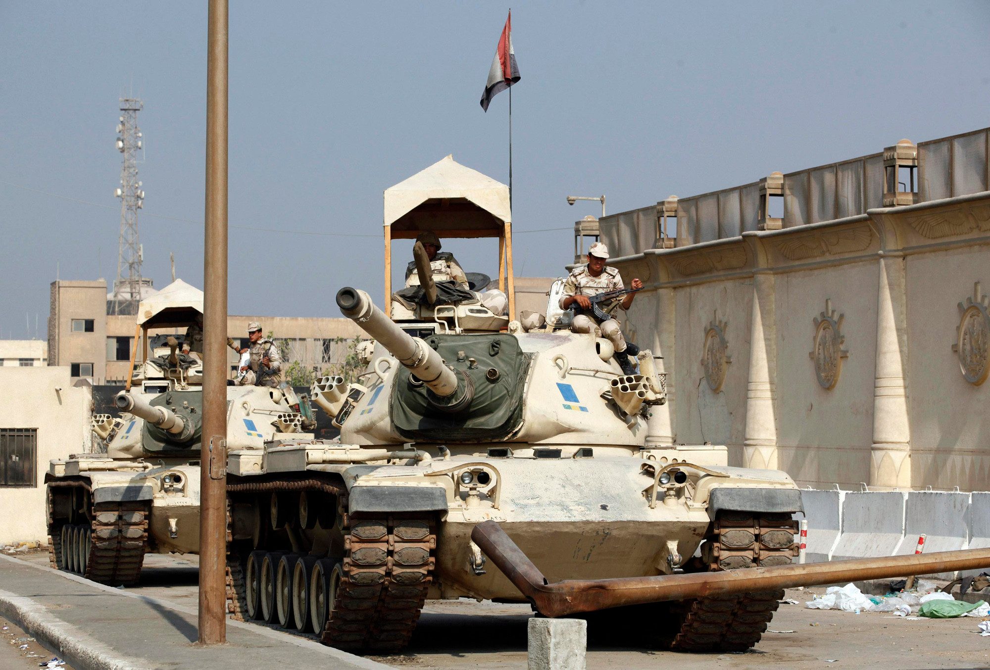 صورة للحراسات أمام أحد السجون المصرية/ رويترز