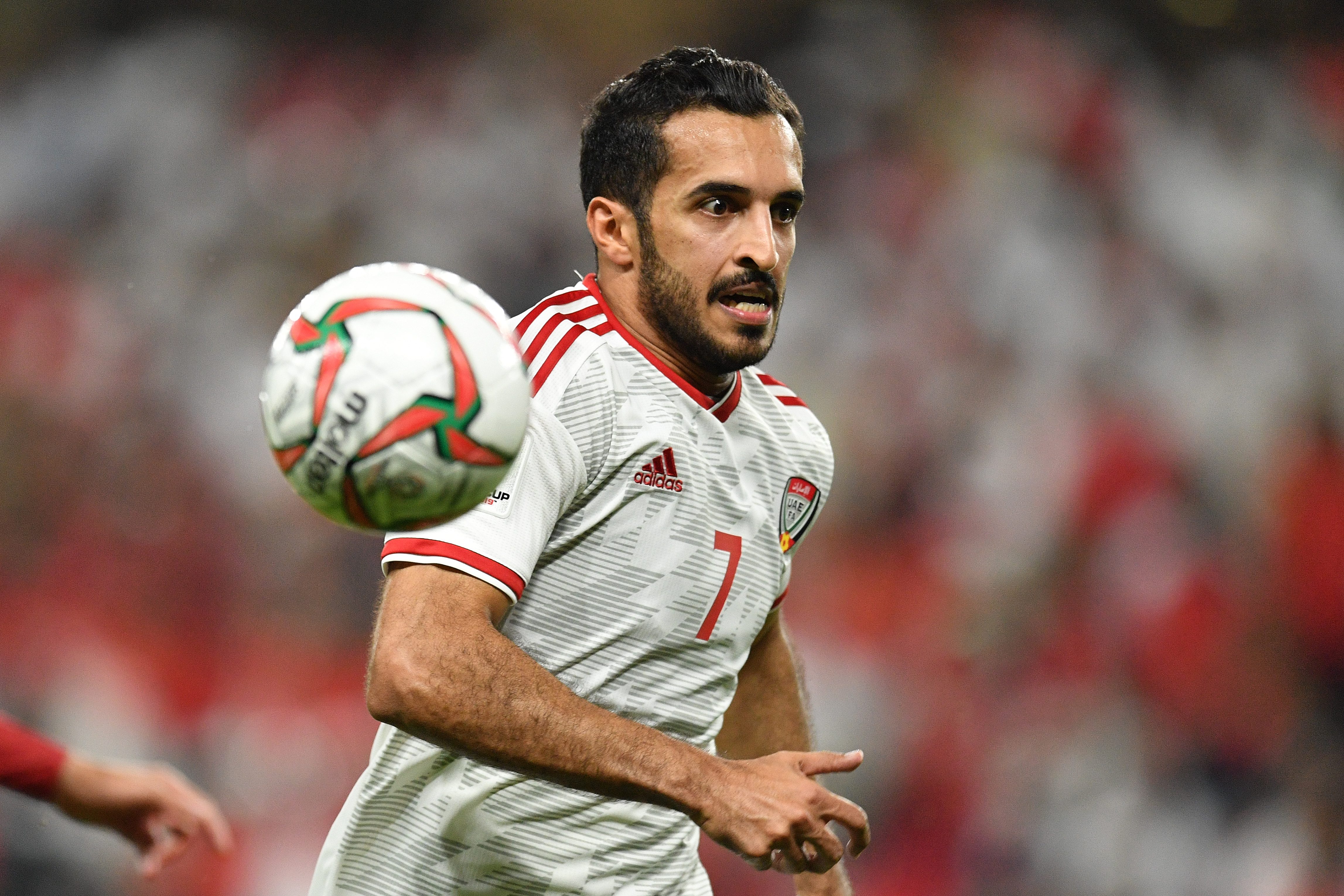 استمراراً للسجال الدائر منذ فترة.. هداف منتخب الإمارات يصف إعلامياً شهيراً بـ «الغباء»