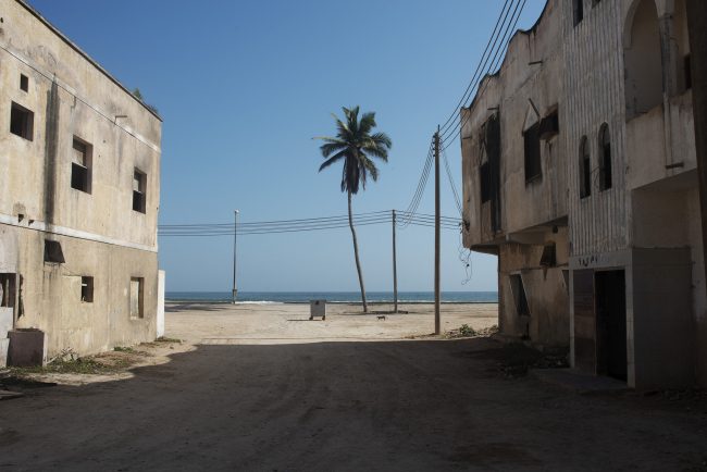 التقدم أهم أم التراث؟ عُمان تبني فنادق فاخرة بدلاً من المنازل التقليدية وأهلها يرفضون الرحيل!