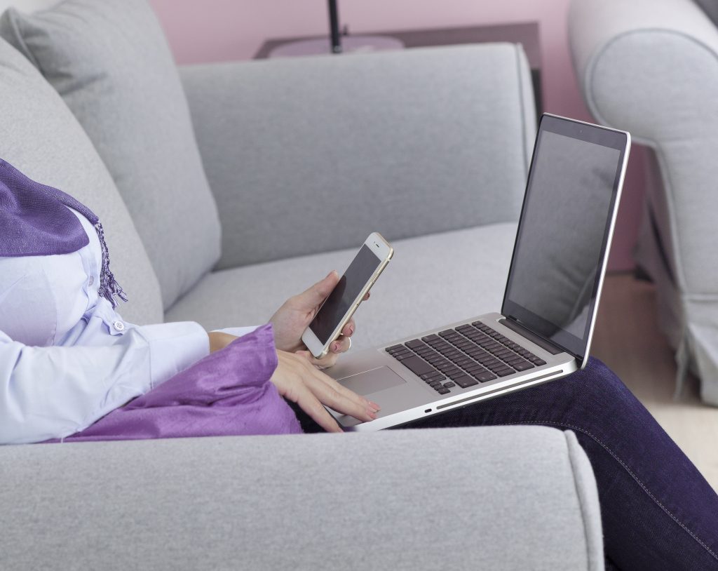 تطبيق ابشر يراقب النساء في السعودية