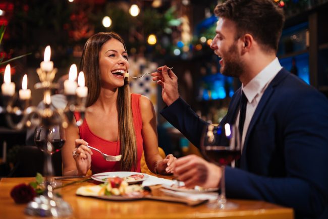 أريدها بشعر طويل وعيون واسعة.. مطعم تونسي يقدم حبيبة للإيجار في عيد الحب، والسهرة ستنتهي بمفاجأة