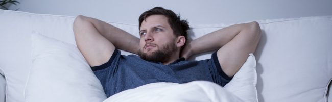 أفكارك العظيمة التي تأتيك قبل النوم.. كيف تدخرها وتستثمرها؟