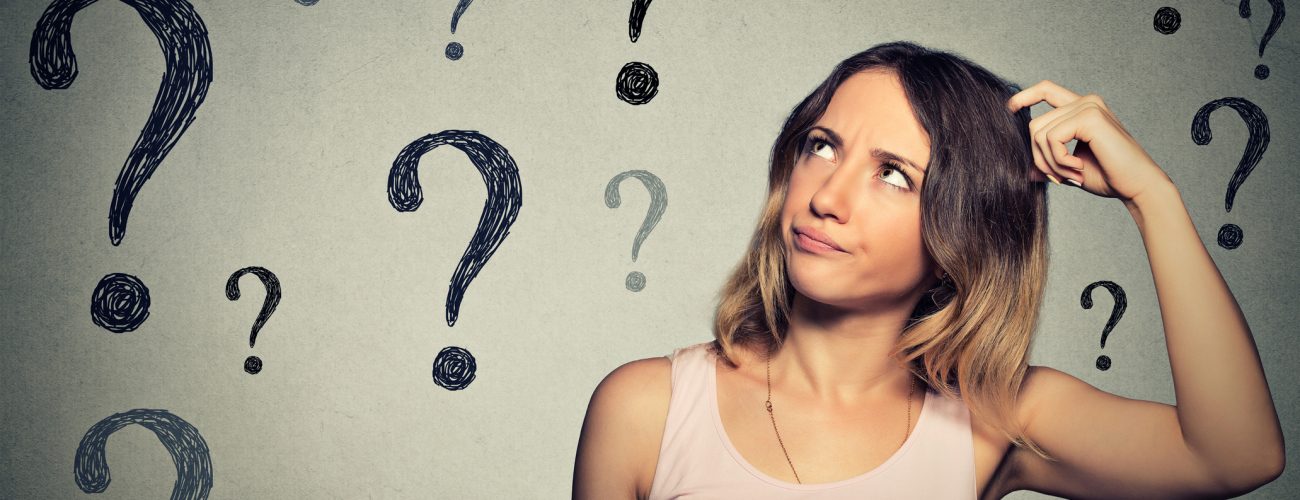 امرأة تحاول تذكر شيء ما