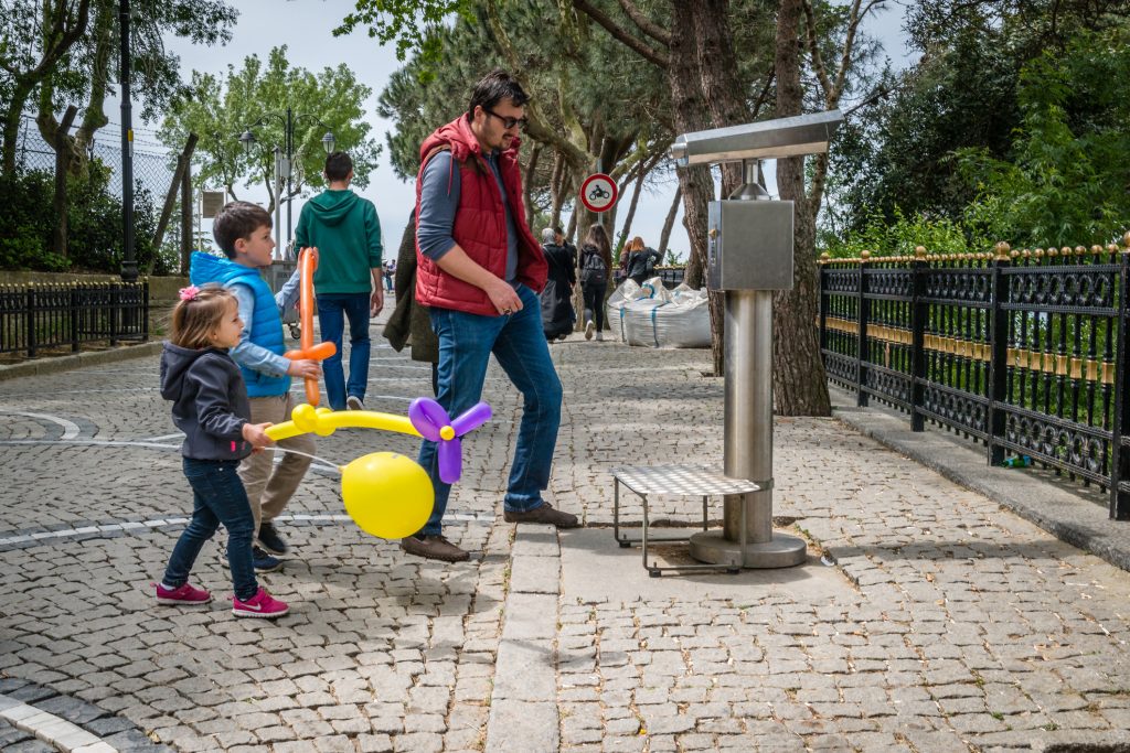 أب بصحبة طفليه في أحد متنزهات إسطنبول
