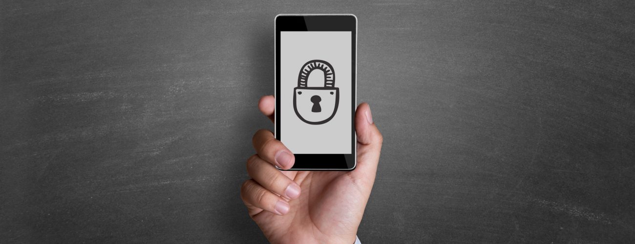 هاتف أندرويد بأيقونة قفل دلالة على الأمن