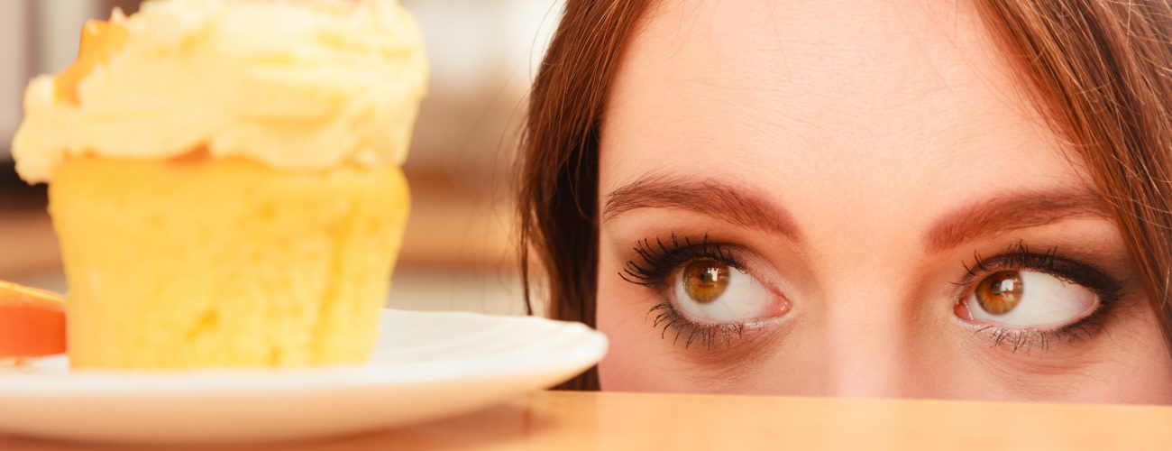 امرأة تنظر لقطعة حلوى سكر بنهم