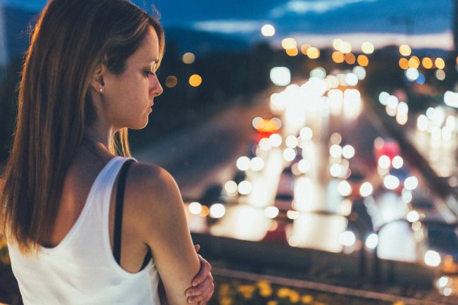 الإعلامية ياسمين الخطيب تحاول الانتحار: “أنا مريضة، وكل الذين أدركوا حالتي استغلوا ضعفي بلا رحمة”