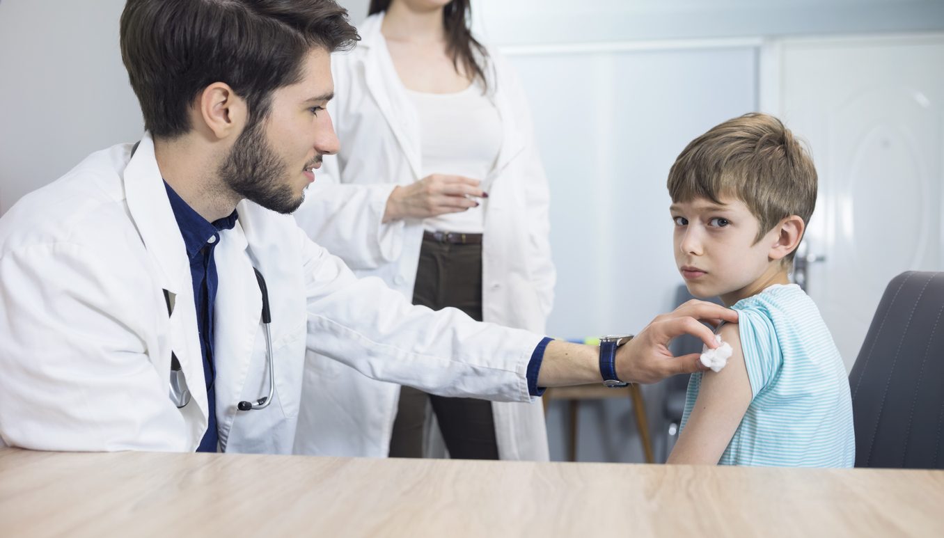 يفترض مؤيدو مكافحة التطعيم أن اللقاحات غير آمنة للأطفال، وبأنها قد تكون سبباً لانتشار مرض التوحد/ Istock