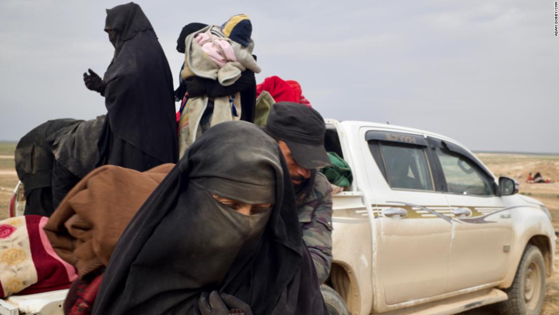 إمرأة كندية خارجة من آخر معاقل تنظيم الدولة الإسلامية المنهارة، شرق سوريا/ CNN