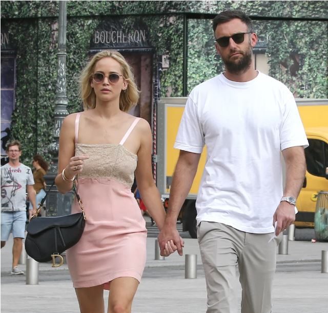 خطبة جنيفر لورنس وصديقها كوك ماروني