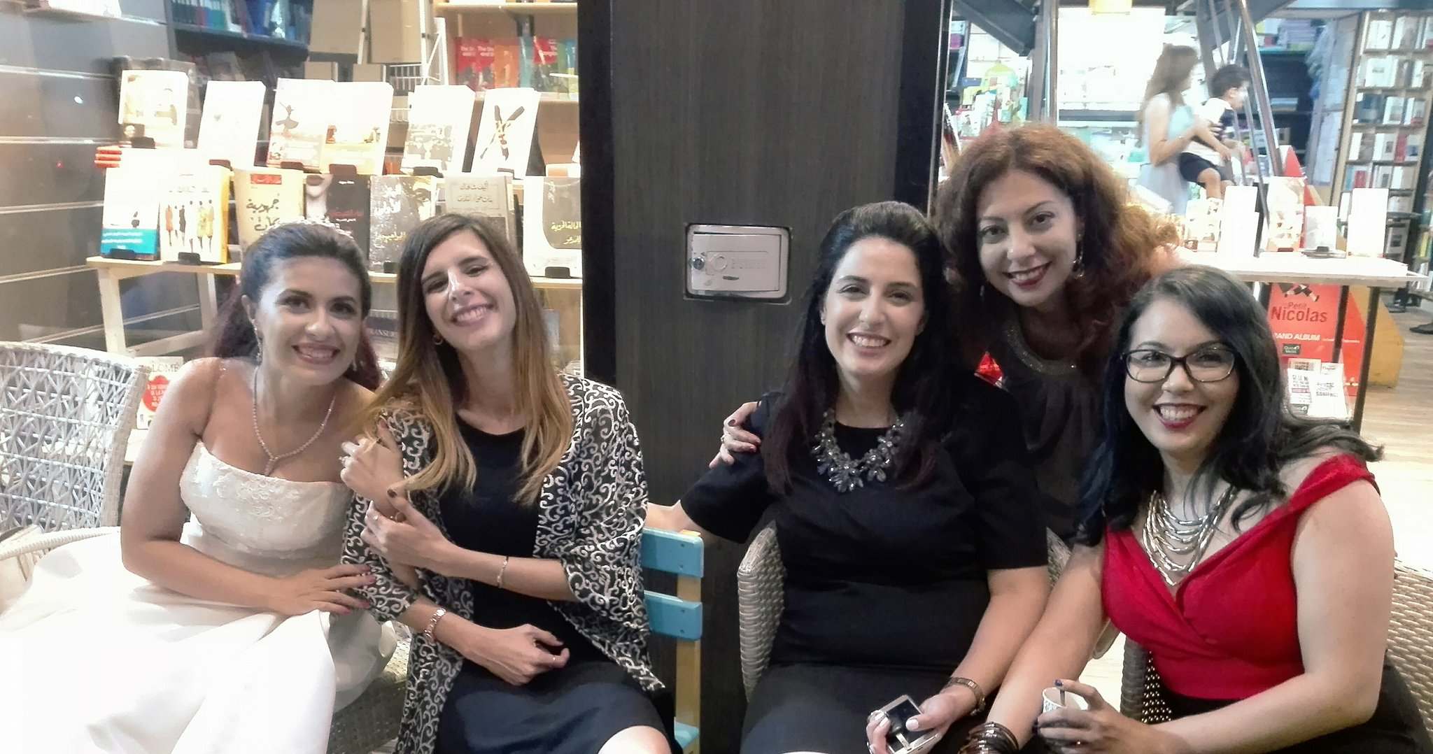 حفل زفاف في مكتبة