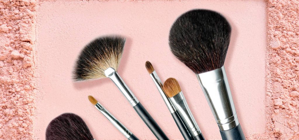 فرش المكياج واستعمالاتها