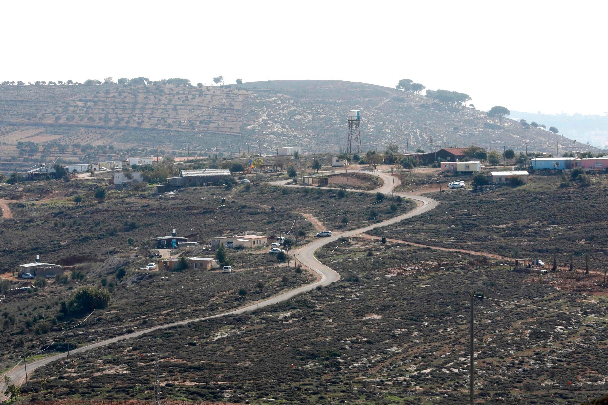 يقع المخيم الاستيطاني على تلة تطل على قرية المغير الفلسطينية في الضفة الغربية
